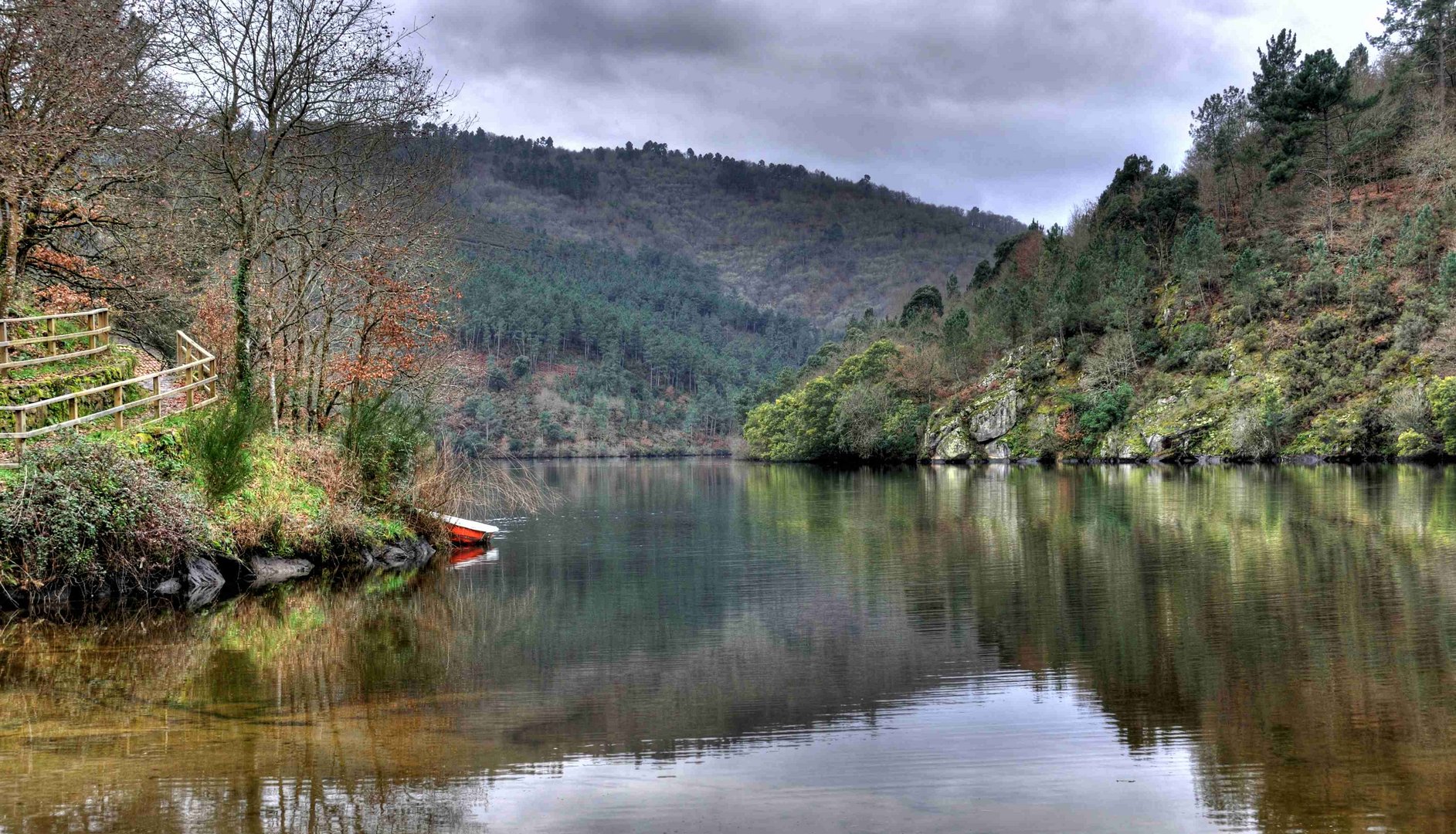 Reflejos en la playa fluvial de A Cova