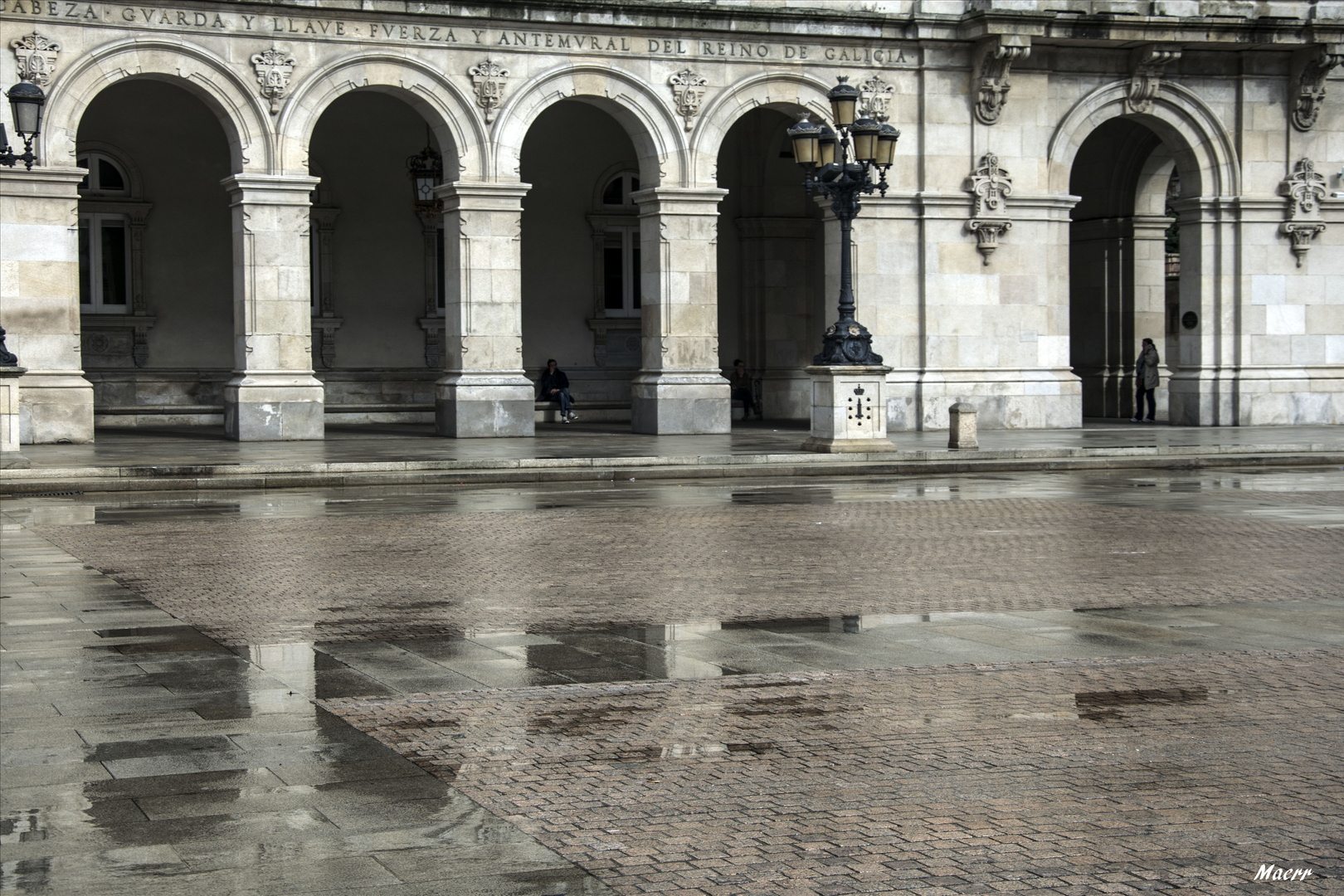 Reflejos en la plaza