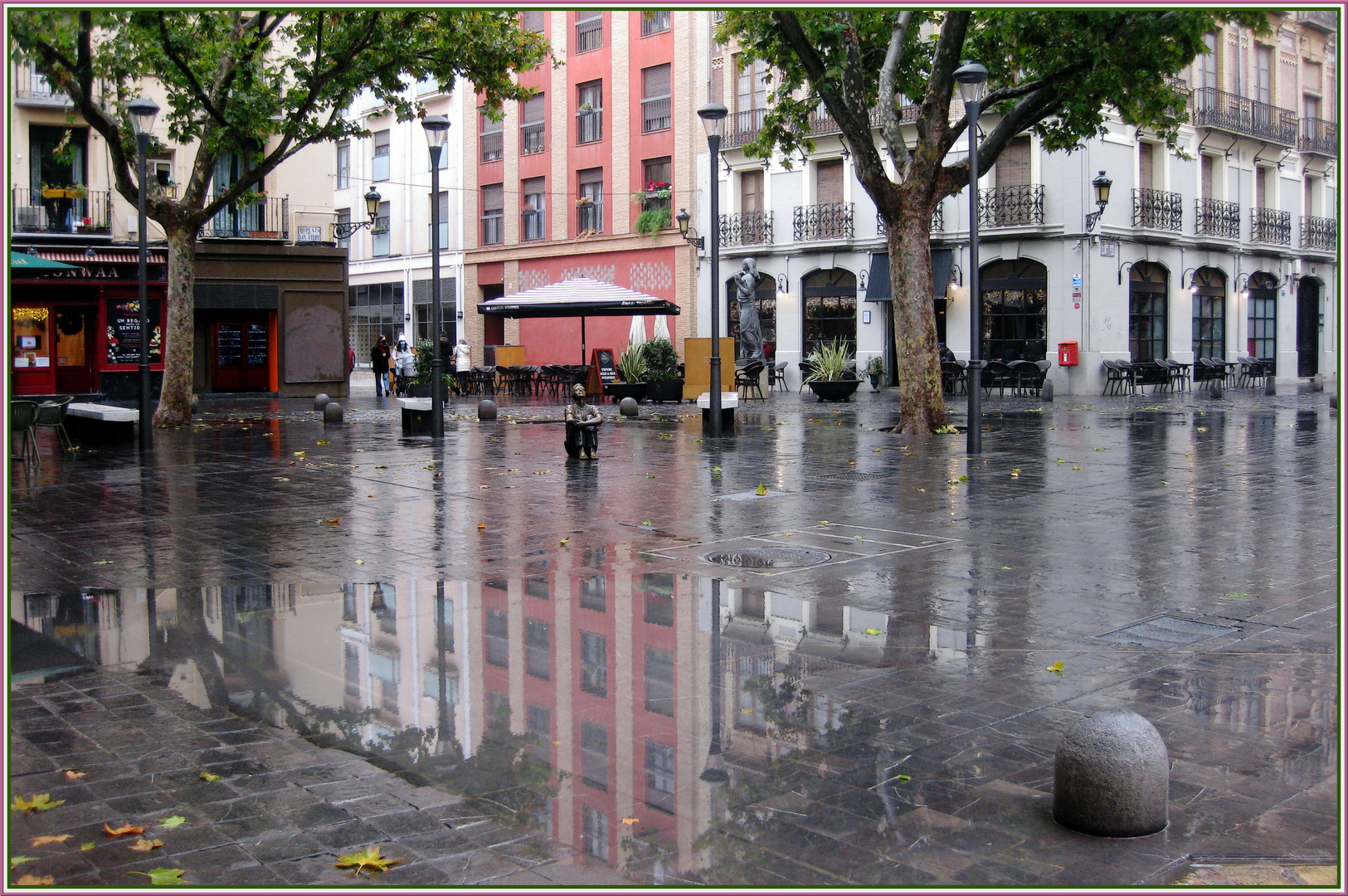 reflejos en la plaza..................