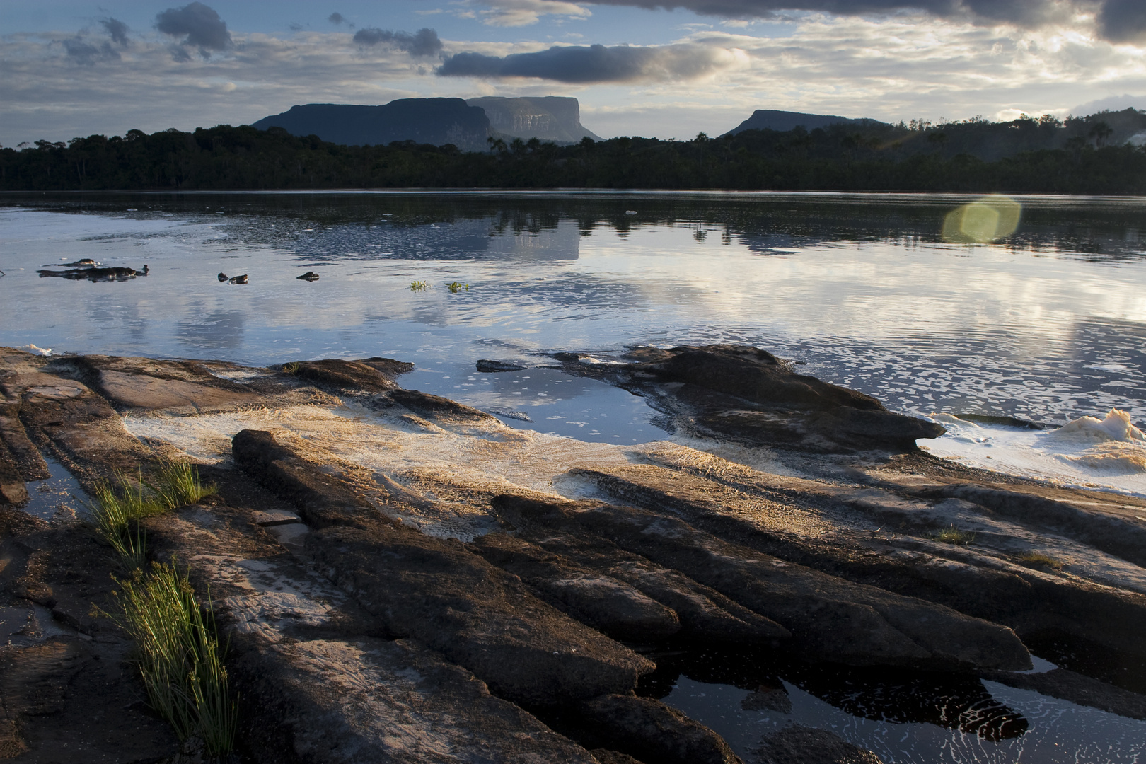 Reflejos.... Laguna de Canaima Venezuela..