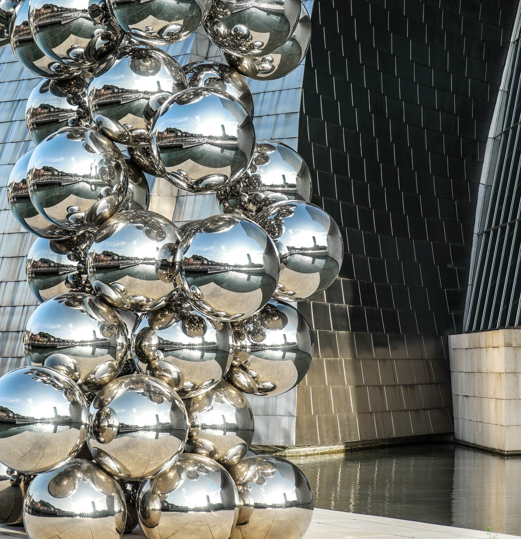 Reflektion auf einer Skulptur vor dem Guggenheim Museum in Bilbao