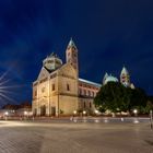 Reflektionen am Kaiser- und Mariendom zu Speyer im Weitwinkel