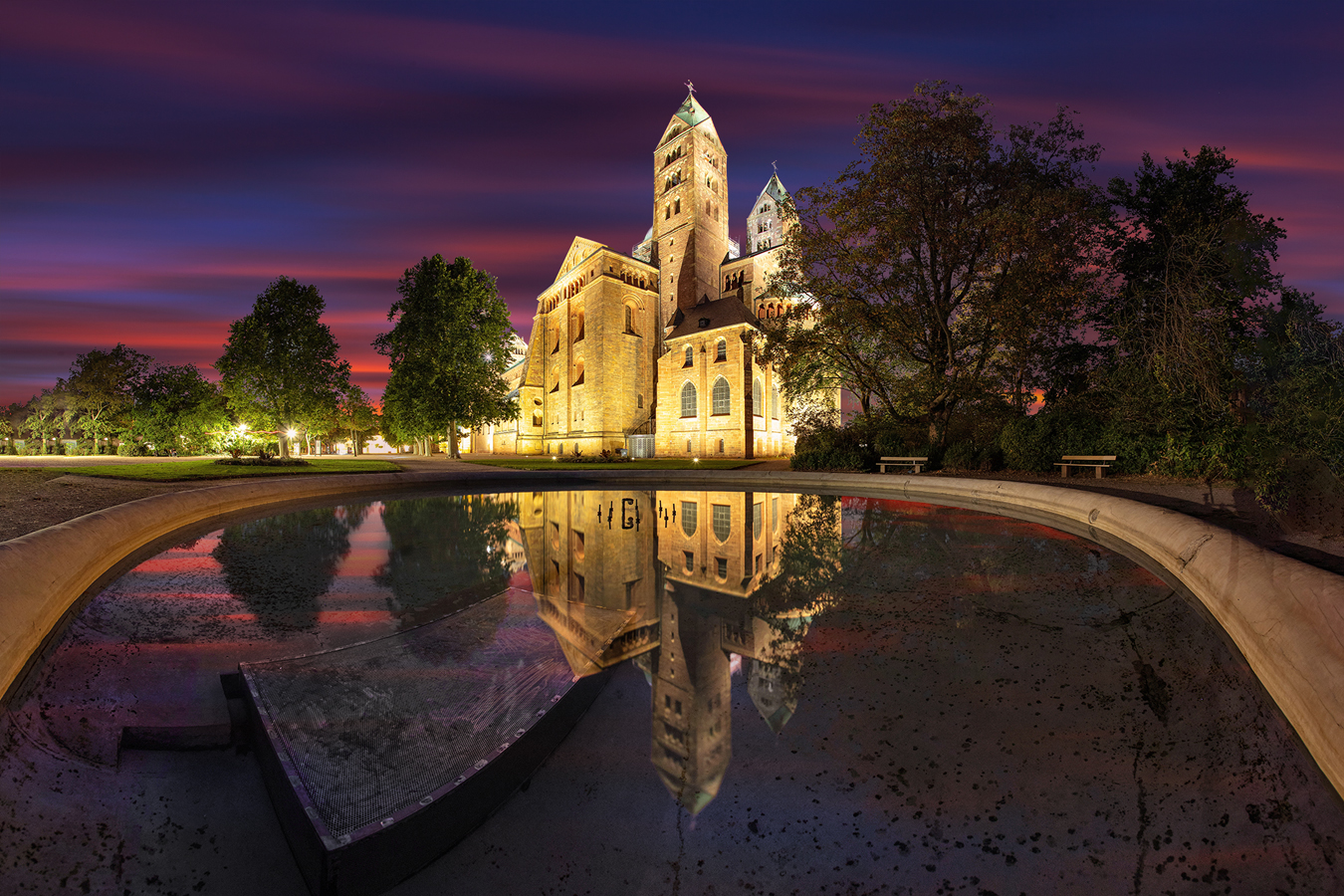 Reflektionen am Kaiser- und Mariendom zu Speyer mit gepimpten Himmel