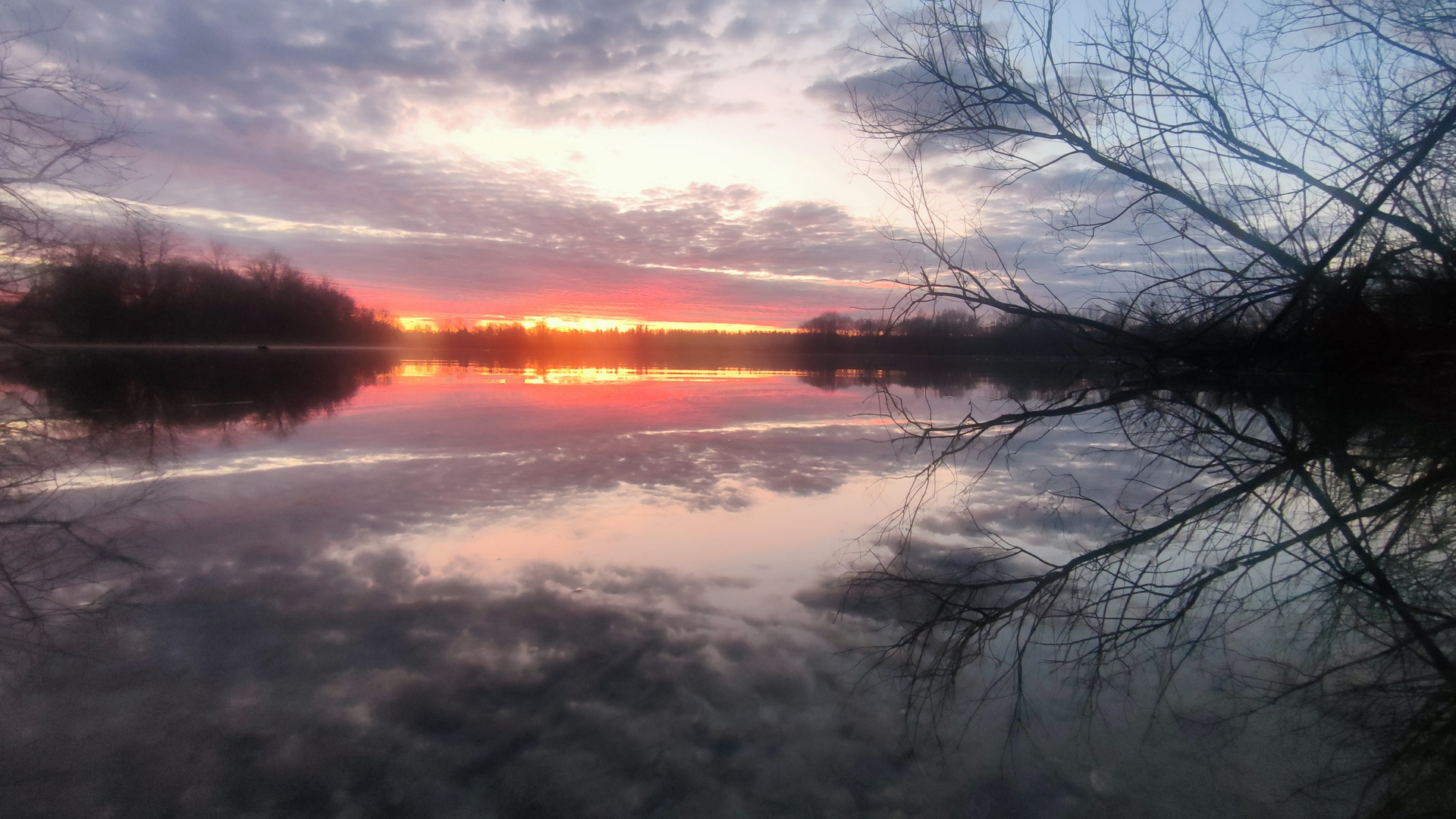 Reflektionen der aufgehenden Sonne/Wolken 