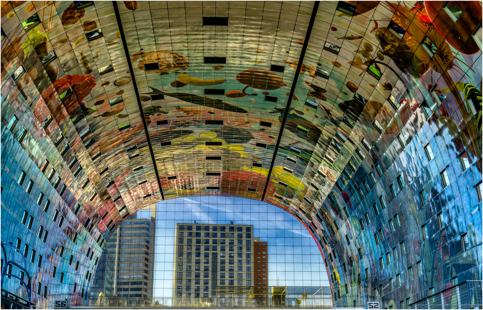 Reflektionen - Markthalle Rotterdam - Durchblick