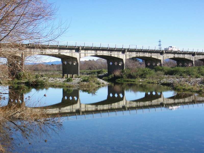 Reflektionen..Bridge over calm waters