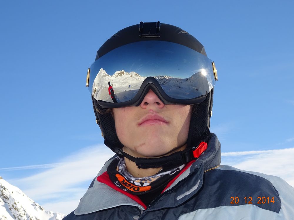 reflet de lunette dans le casque de ski de monfils