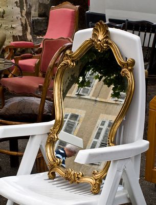 Reflet de miroir ancien sur siège moderne *