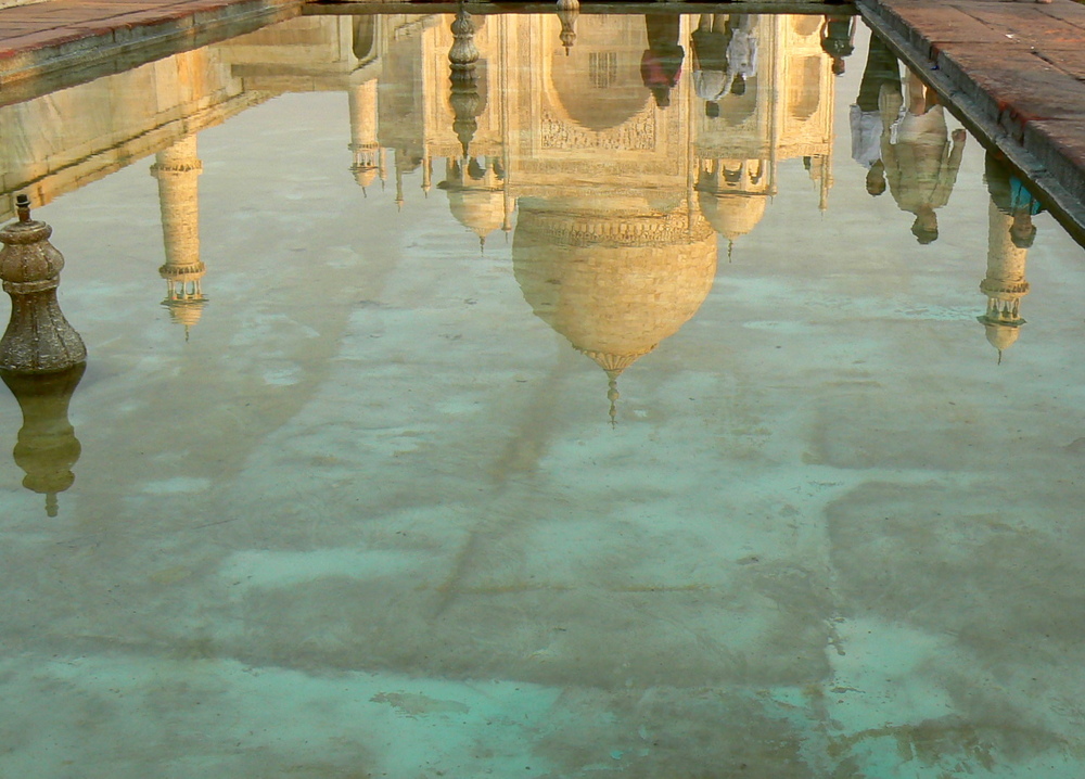 Reflet du Taj Mahal dans les bassins .