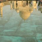 Reflet du Taj Mahal dans les bassins .