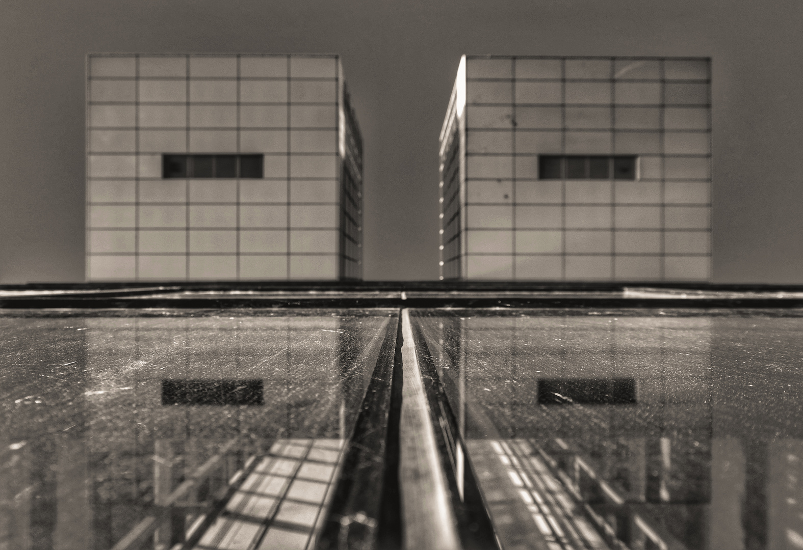 reflet..... Maisons-grues