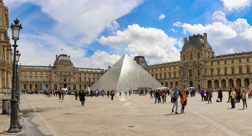 Reflet pyramidal dans le ciel