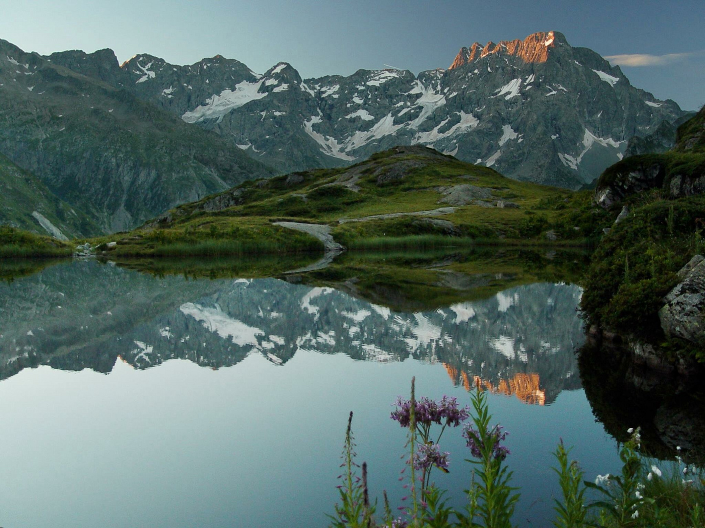 Reflet sur le lac du LAUZET (05)