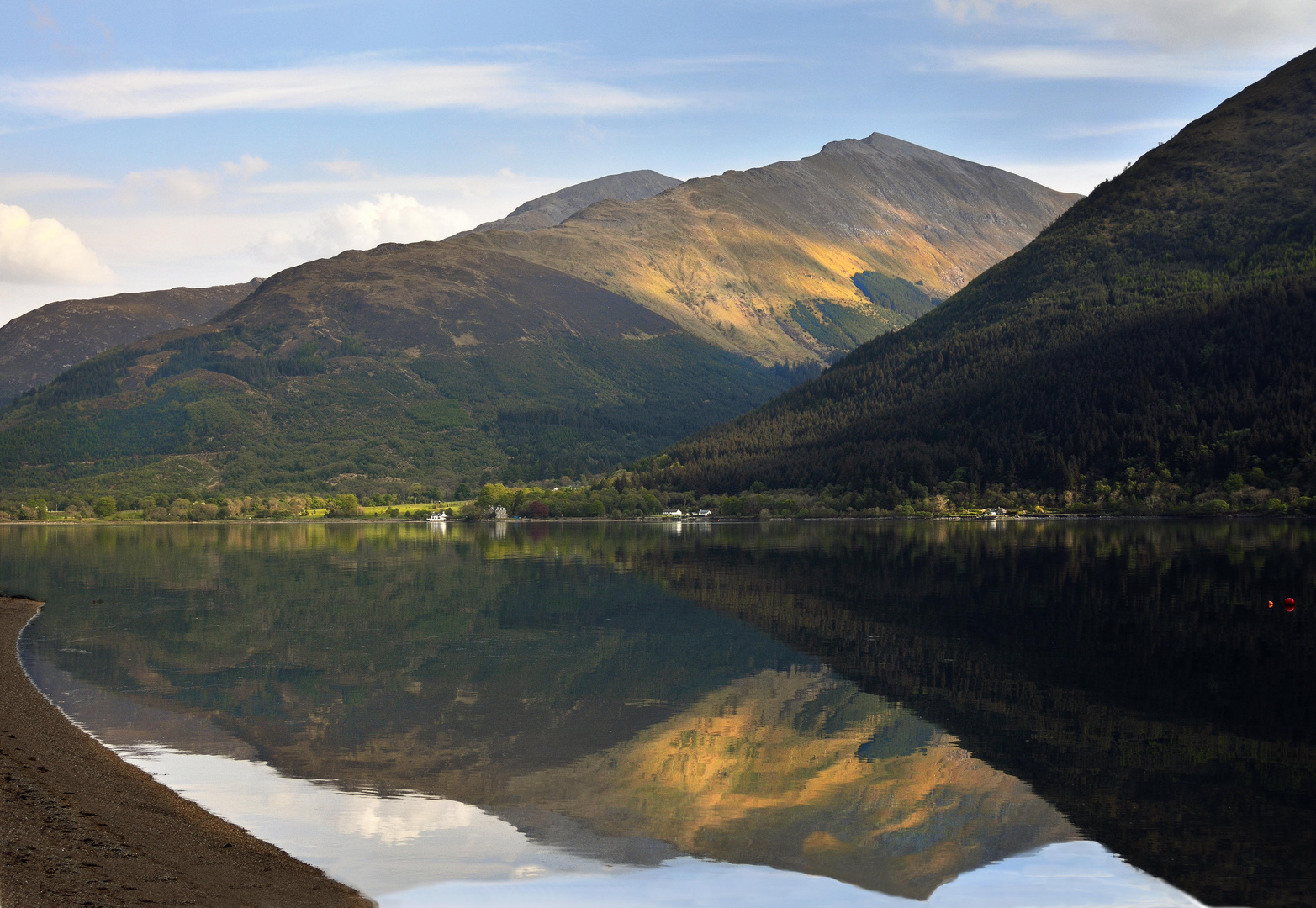 reflet sur le loch EIL, pres de fort william!