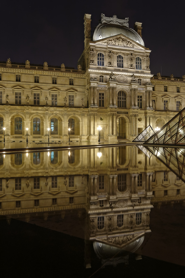 Reflets dans la cour du Louvre