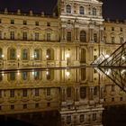 Reflets dans la cour du Louvre