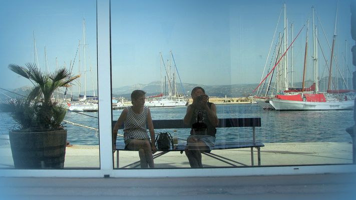 Reflets dans la vitrine dos au port.