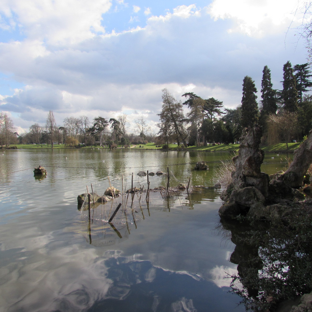 ..Reflets dans le lac Daumesnil (Vincennes)..