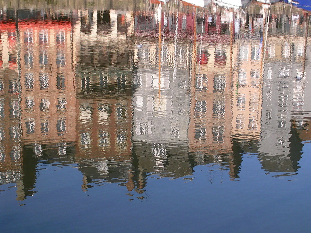 reflets dans le Vieux-Bassin à Honfleur