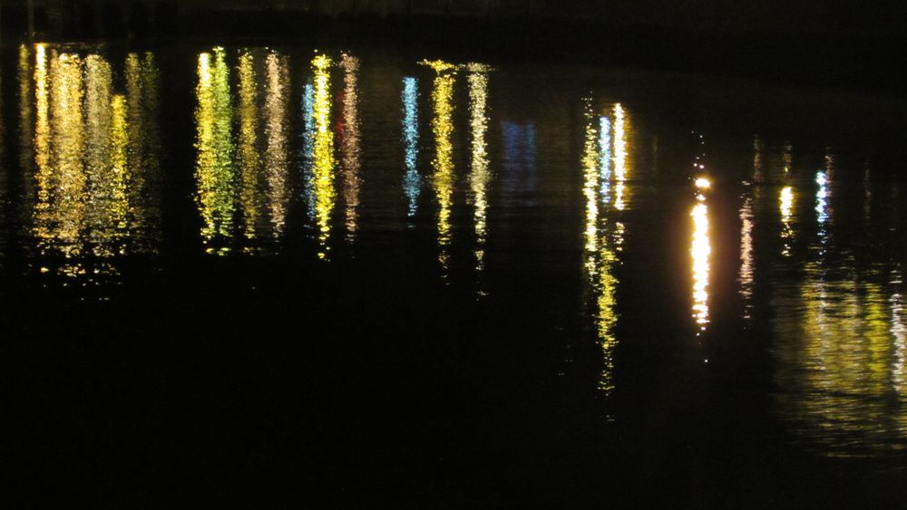 ..Reflets de nuit, dans le port du Tréport..