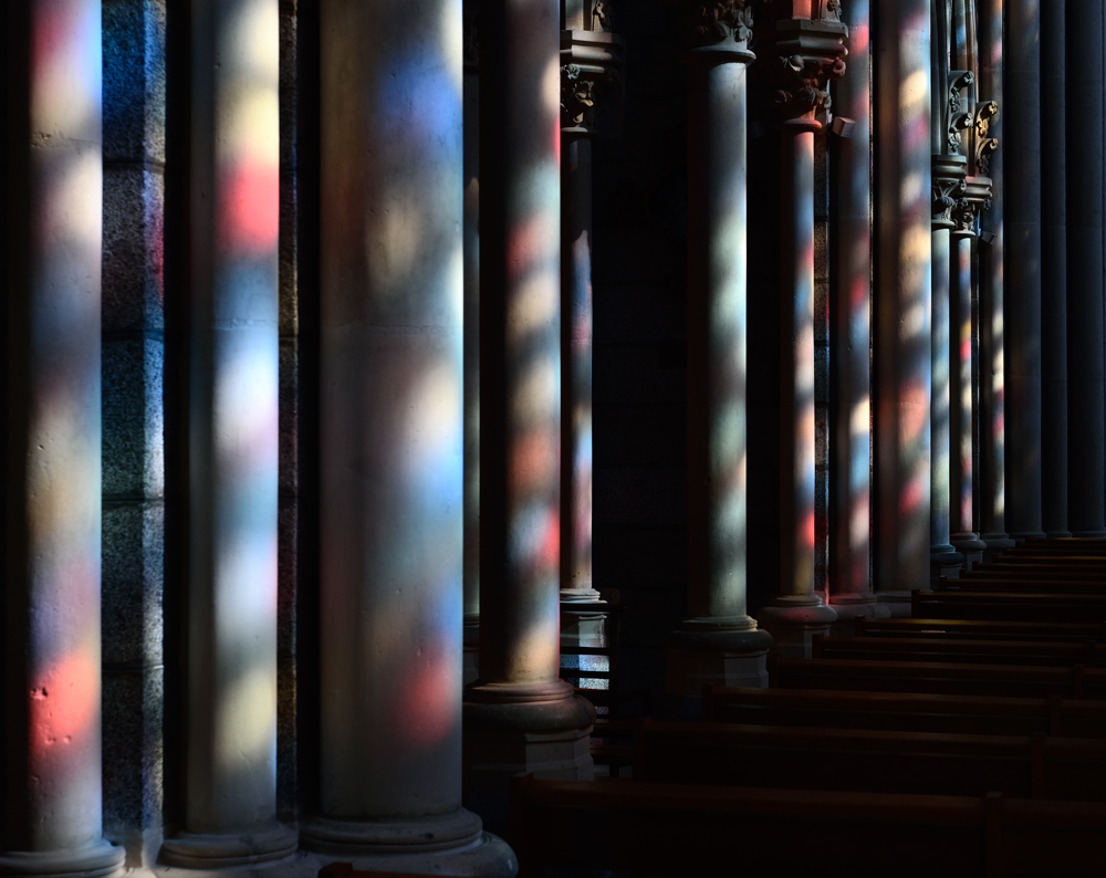 Reflets de vitraux (Basilique de Pontmain - Mayenne)