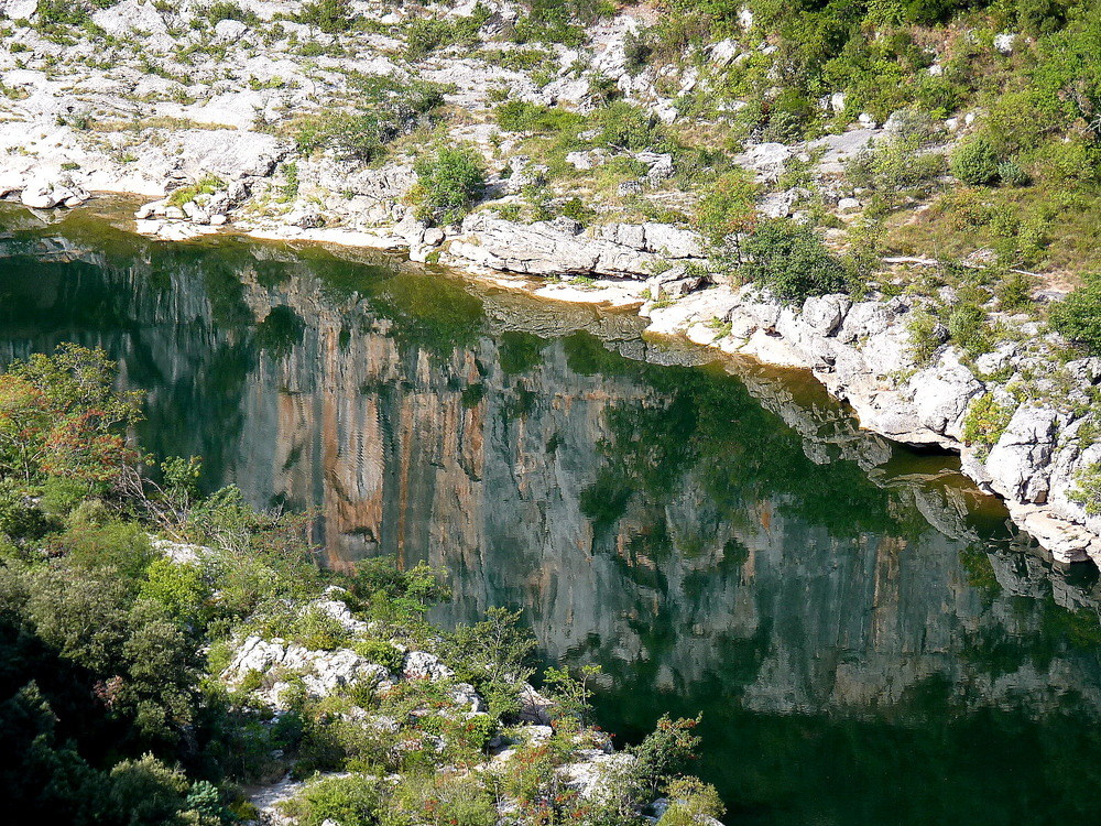 Reflets des falaises sur l'Ardèche .