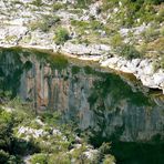 Reflets des falaises sur l'Ardèche .