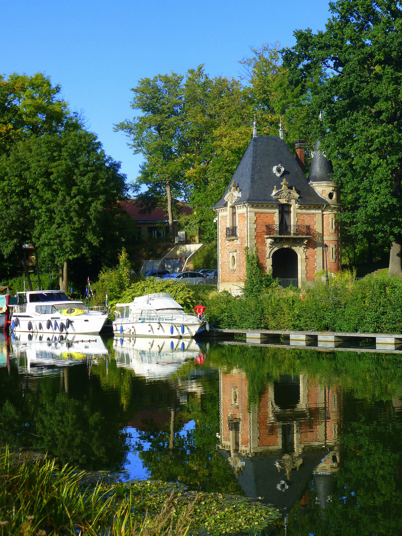 Reflets du Casino des Faïences dans la Sarre canalisée, Sarreguemines