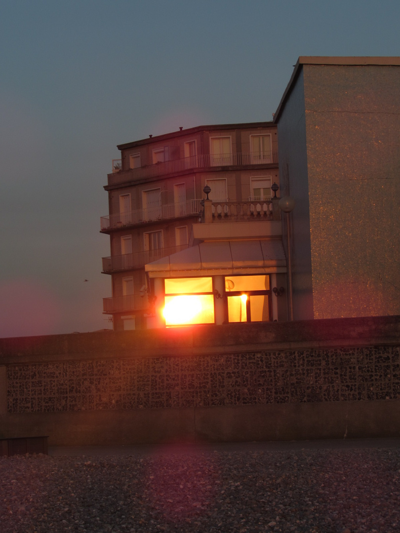 ..Reflets du soir, sur les vitres du casino au Tréport...