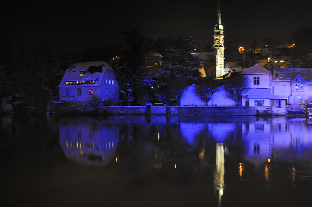 Reflets nocturnes sur l'eau