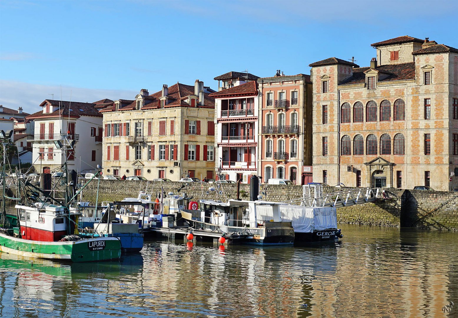 Reflets sur le port