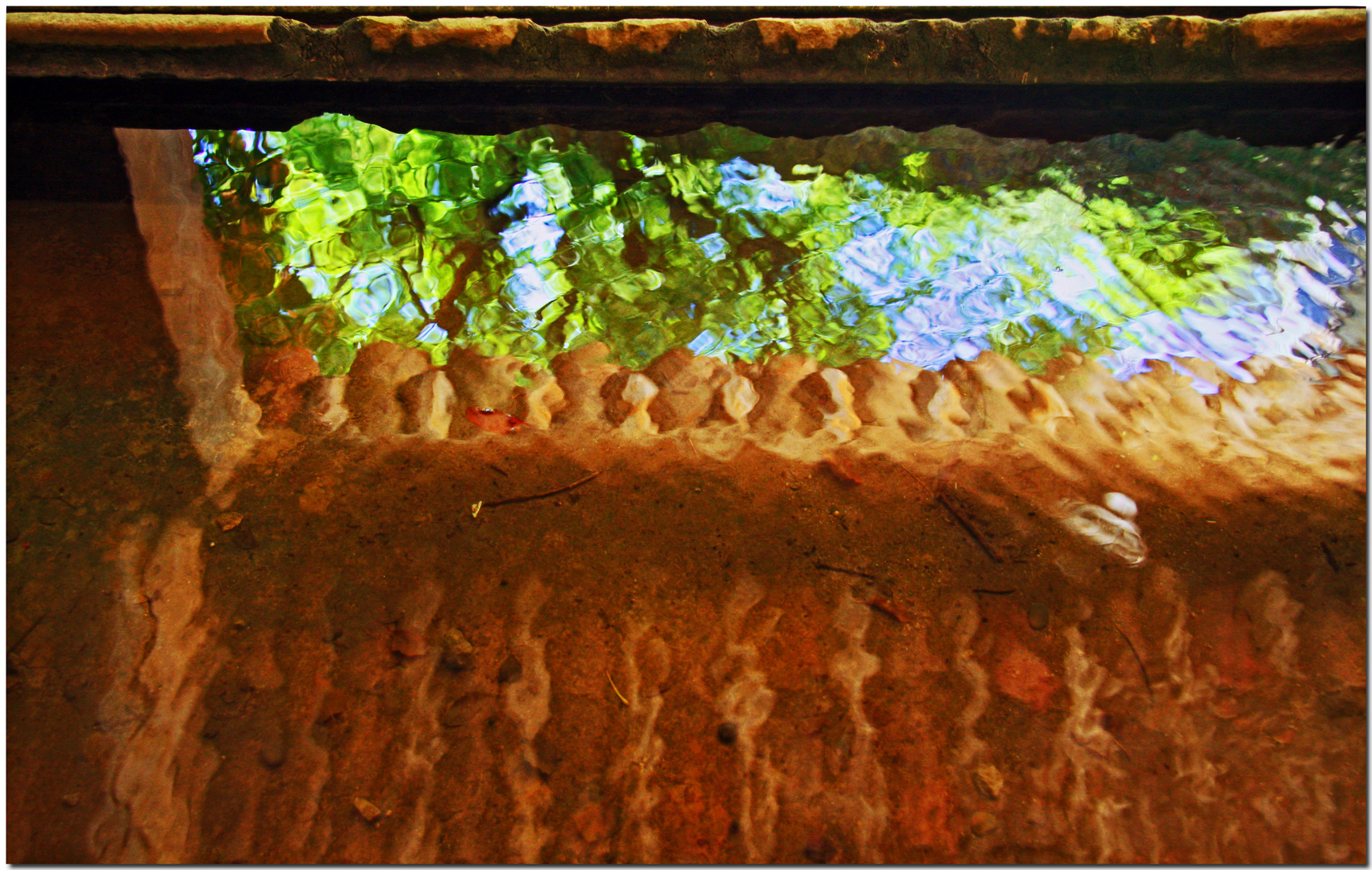 Reflets sur un lavoir II