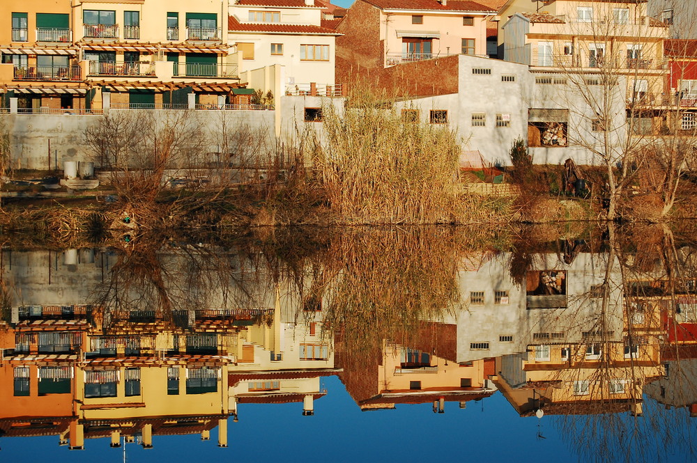 "Reflexes vora el riu"