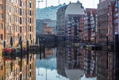 Reflexion der Geschichte vor der Elbphilharmonie