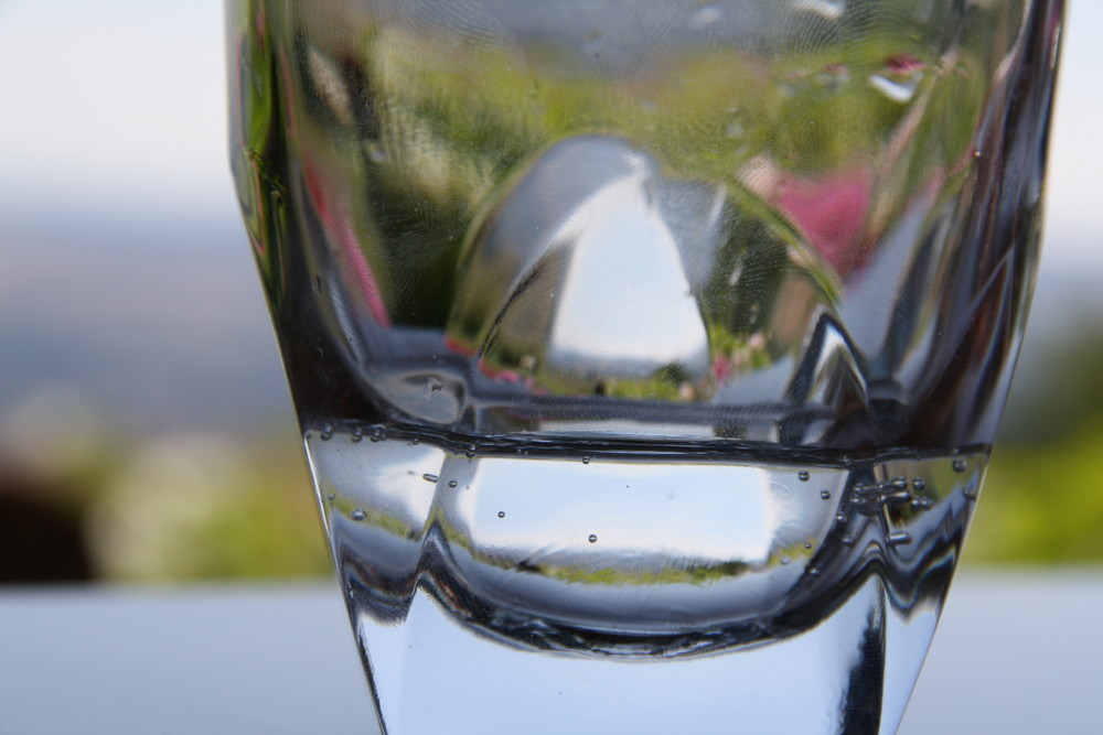 Reflexionen am Wasserglas (Leider mit Fingerabdrücken)