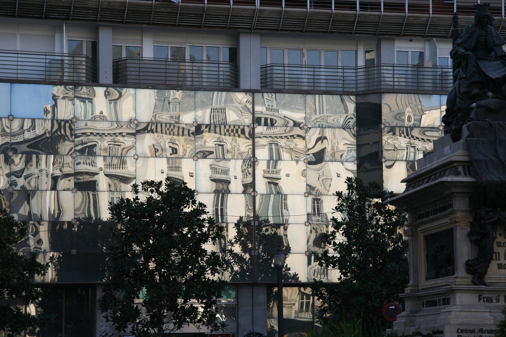 Reflexionen an einer Fassade an der Plaza Nueva in Granada