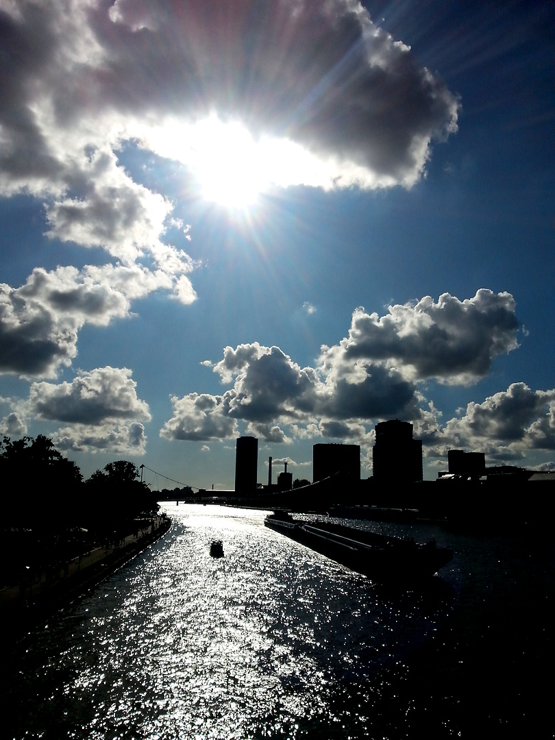 Reflexionen auf dem Fluss