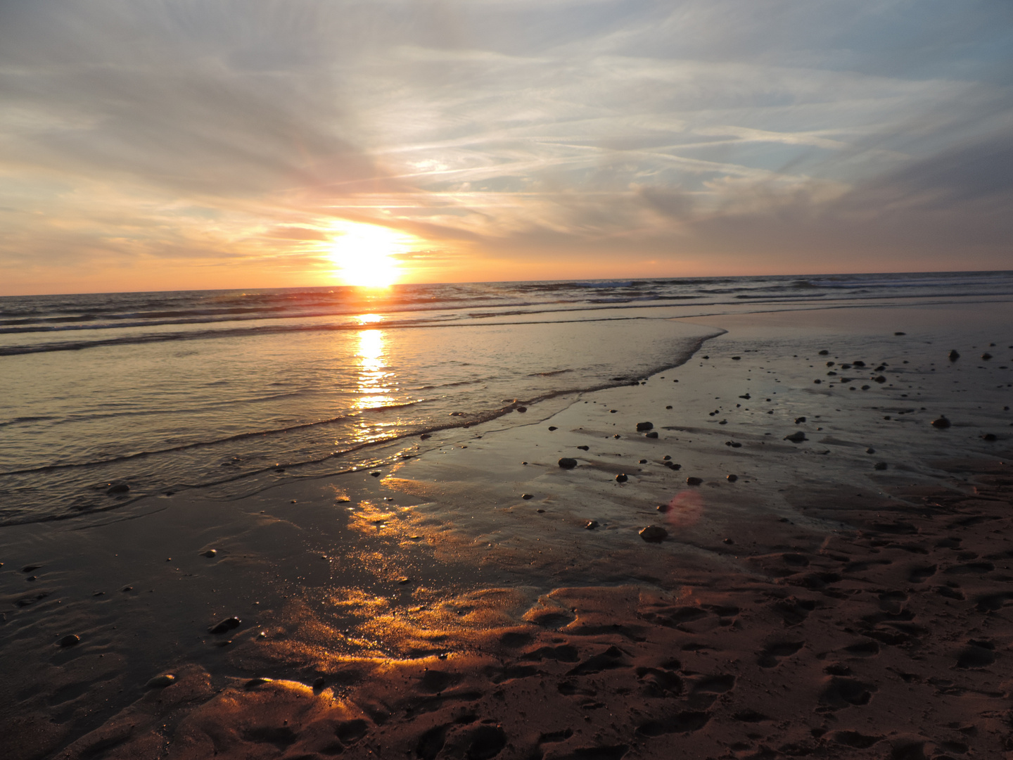 Reflexionen durch einen Sonnenuntergang am Meer