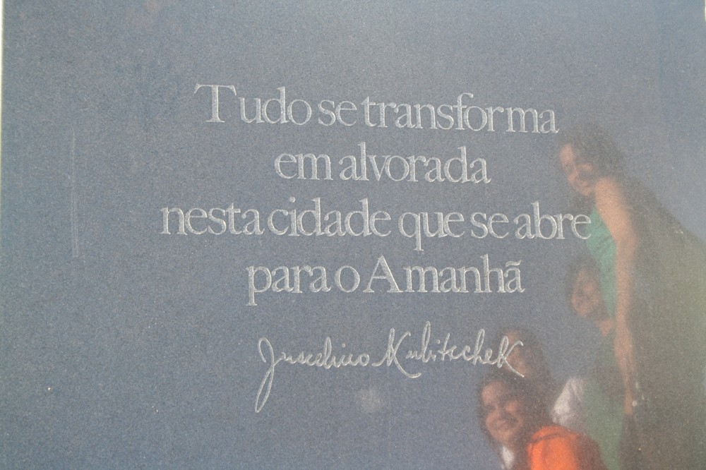 Reflexo na placa no memorial JK em Brasília-DF