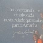 Reflexo na placa no memorial JK em Brasília-DF
