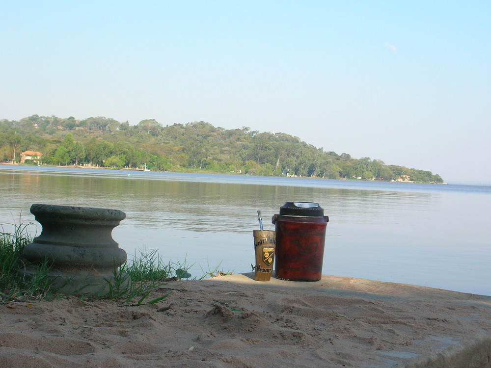 refrescante tereré a orillas del lago ypakarai