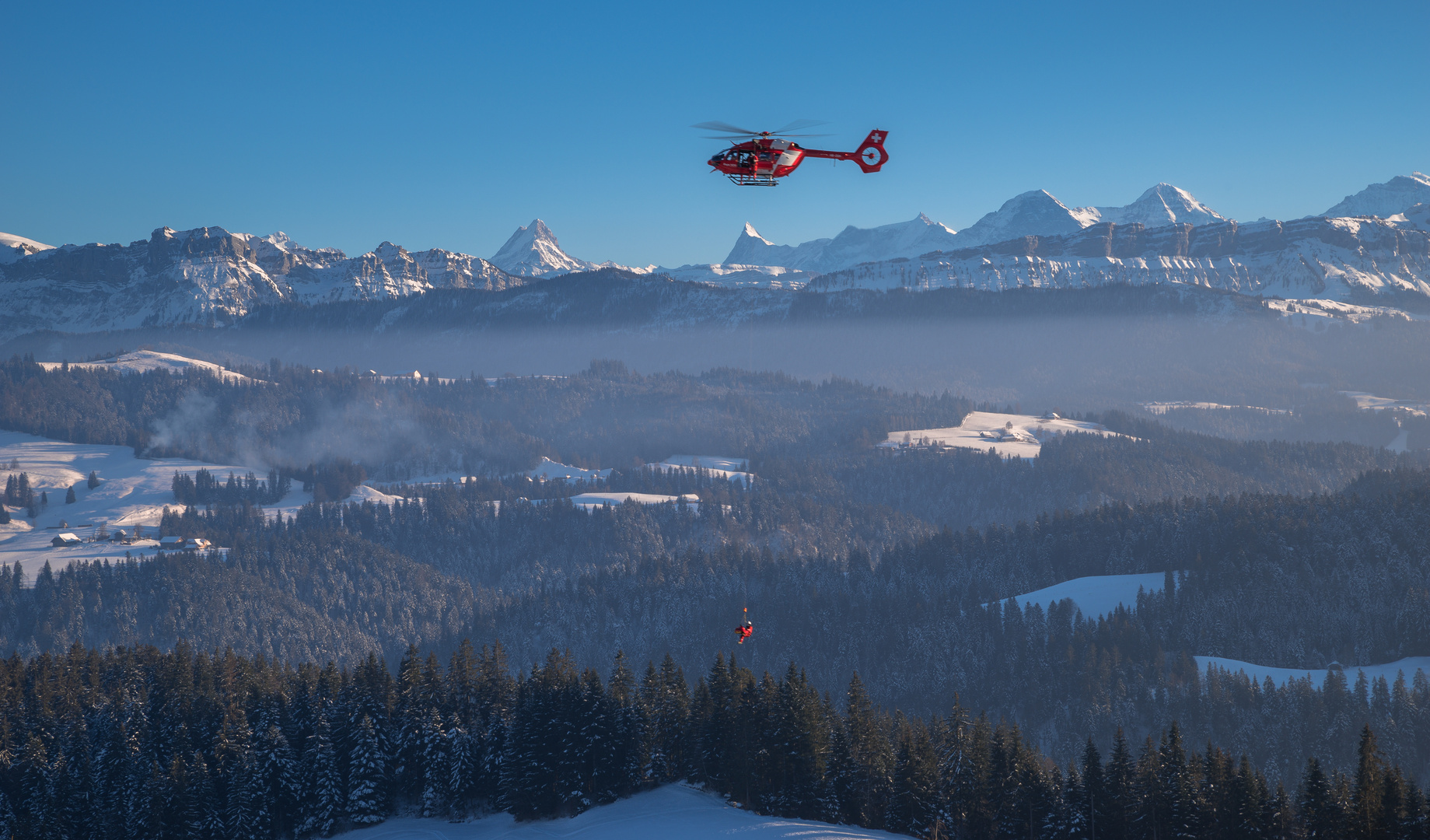 Rega im Einsatz vor den Berner Alpen