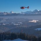 Rega im Einsatz vor den Berner Alpen