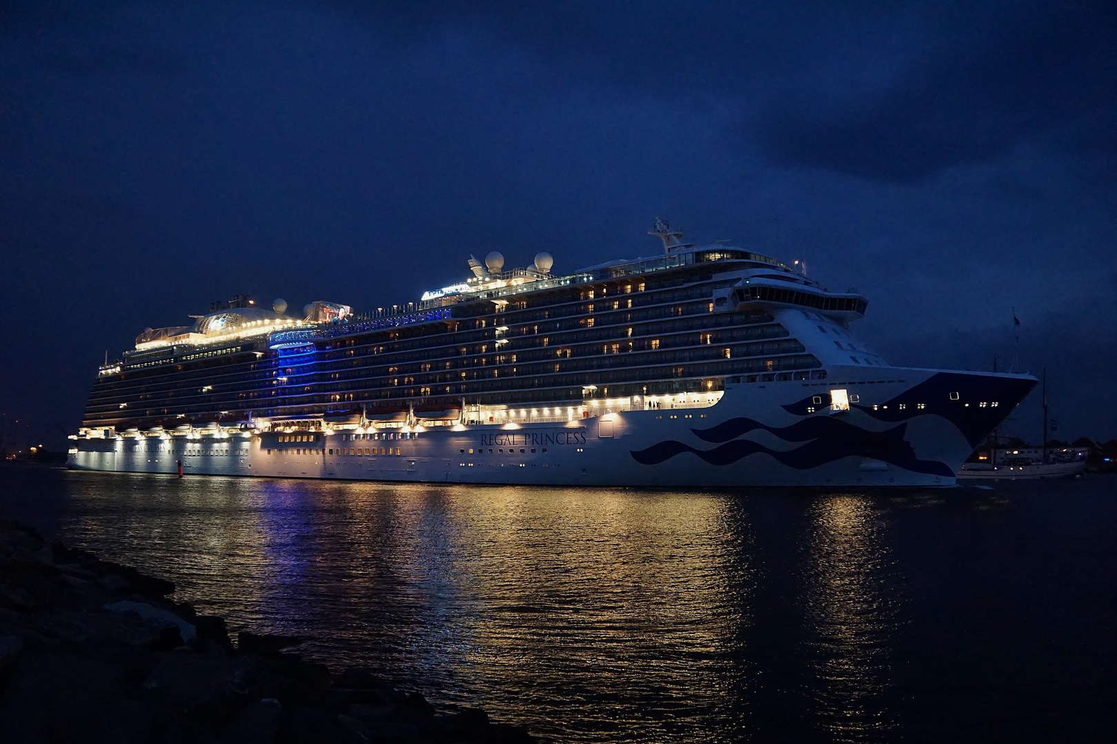 Regal Princess bei Nacht