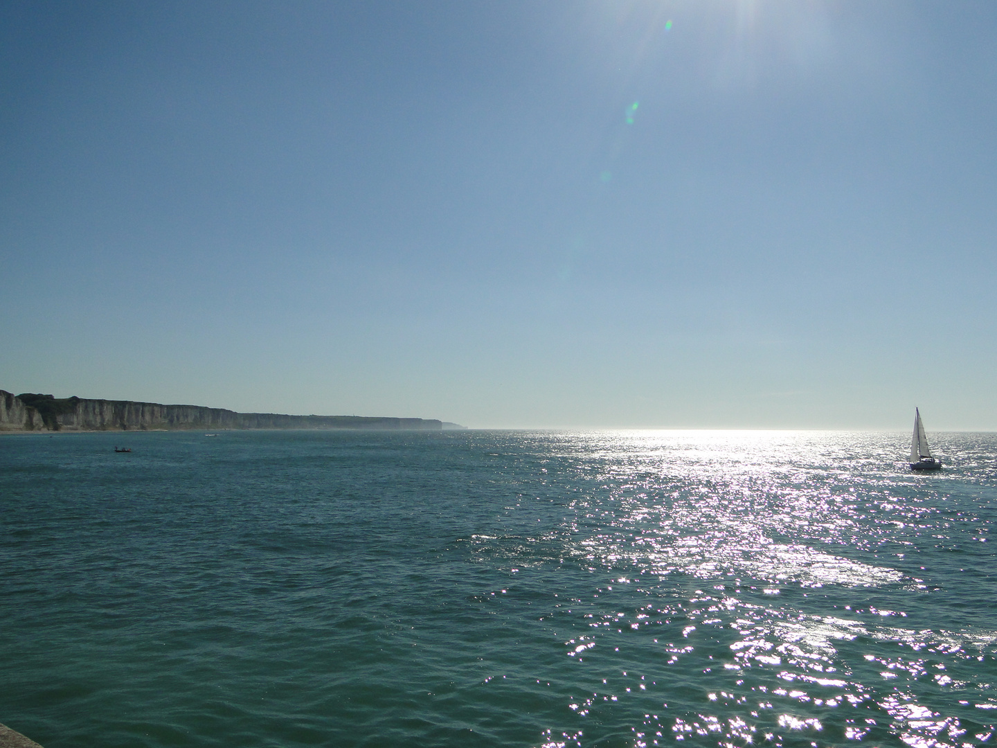 Regarder au loin ont pourrait deviner Etretat