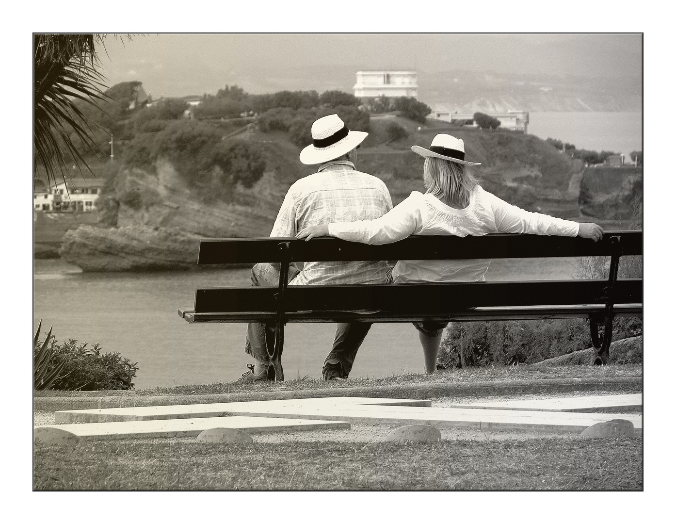 regarder dans la même direction photo et image personnes, images en noir et blanc sepia