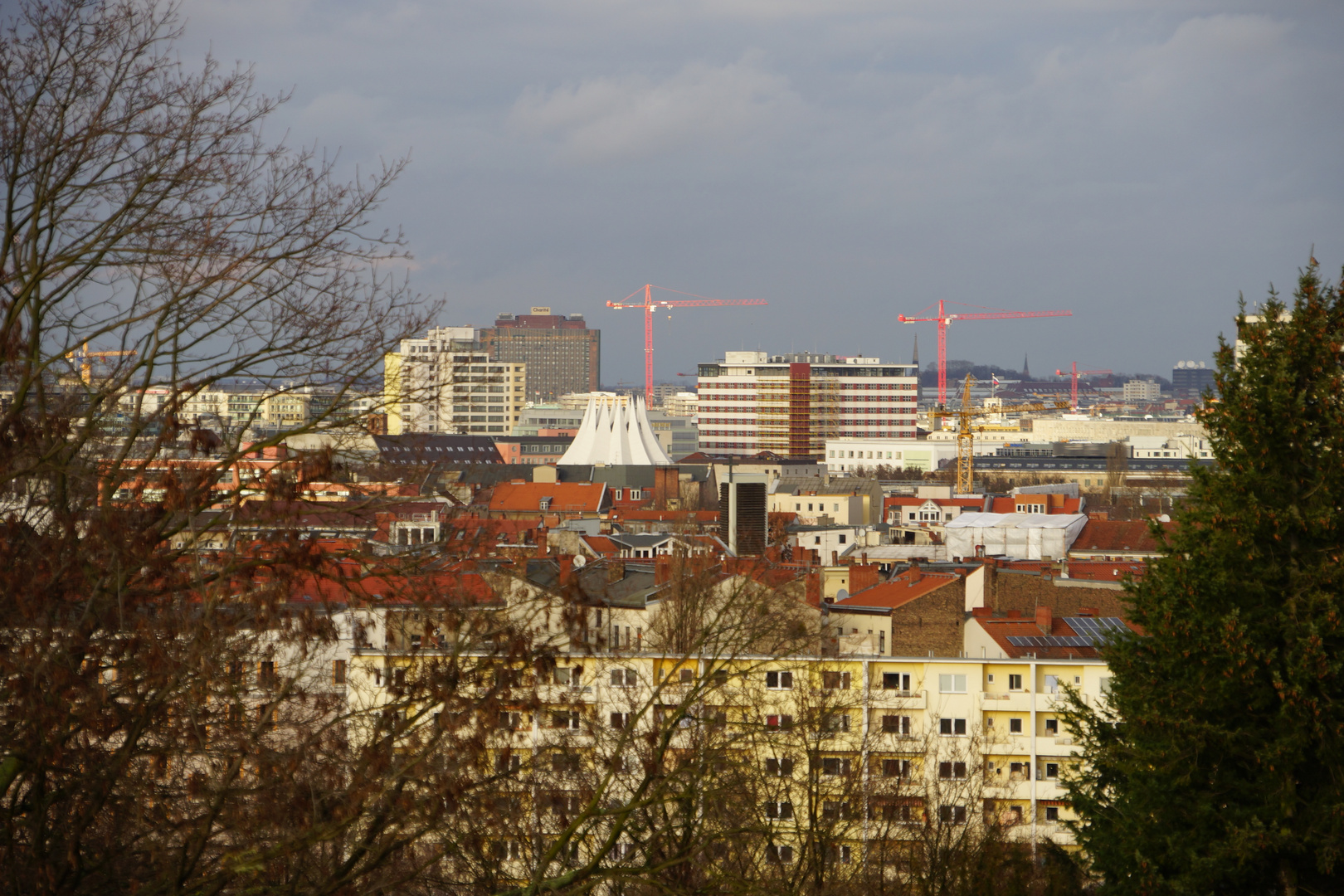 Rege Bautätigkeit in Berlin - der Ex-Senator Strieder würde sich freuen ...