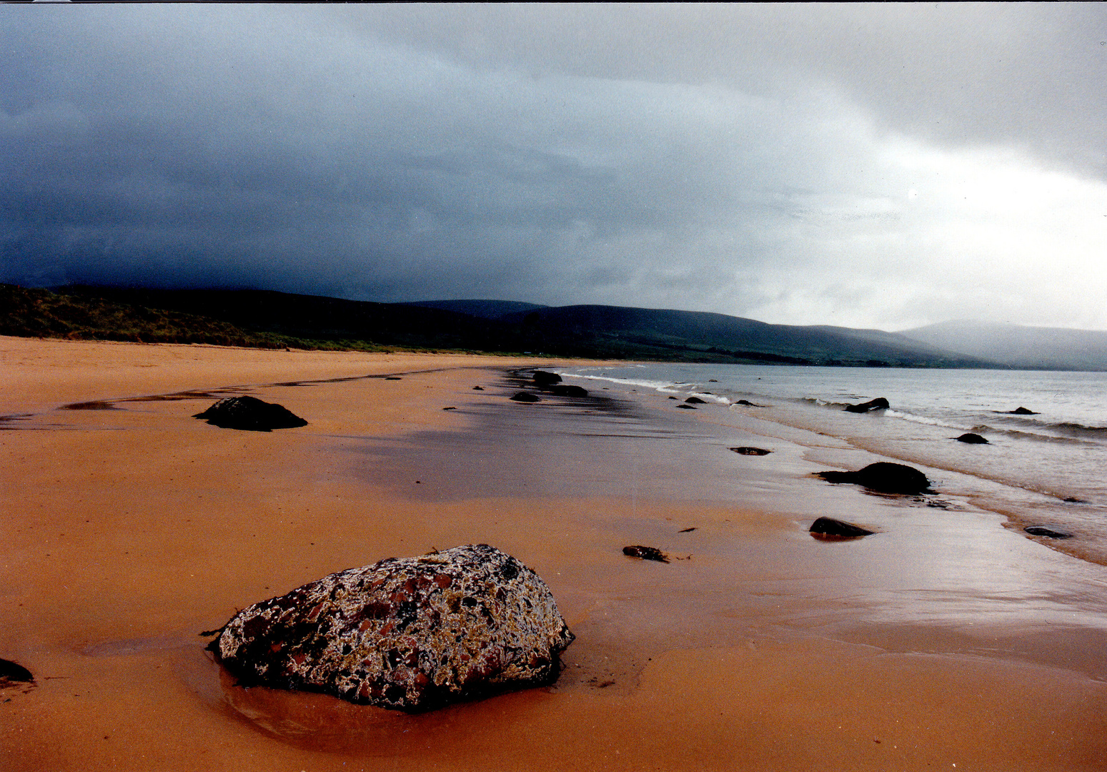 Regen am Strand von Brora, Schottland