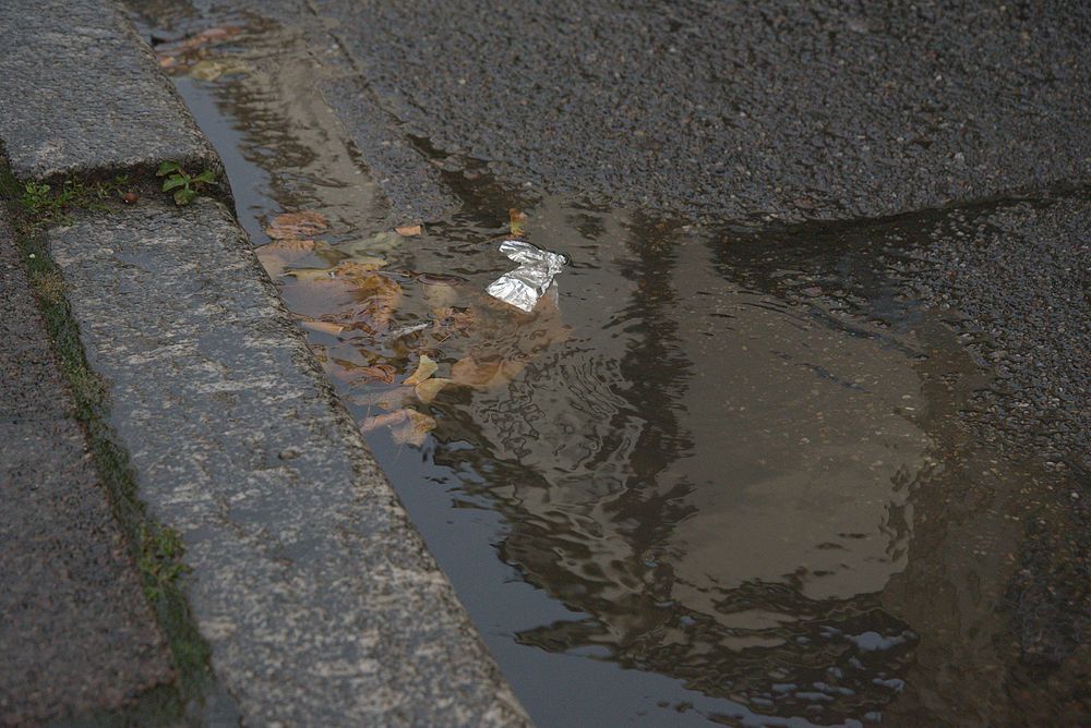 Regen am Straßenrand