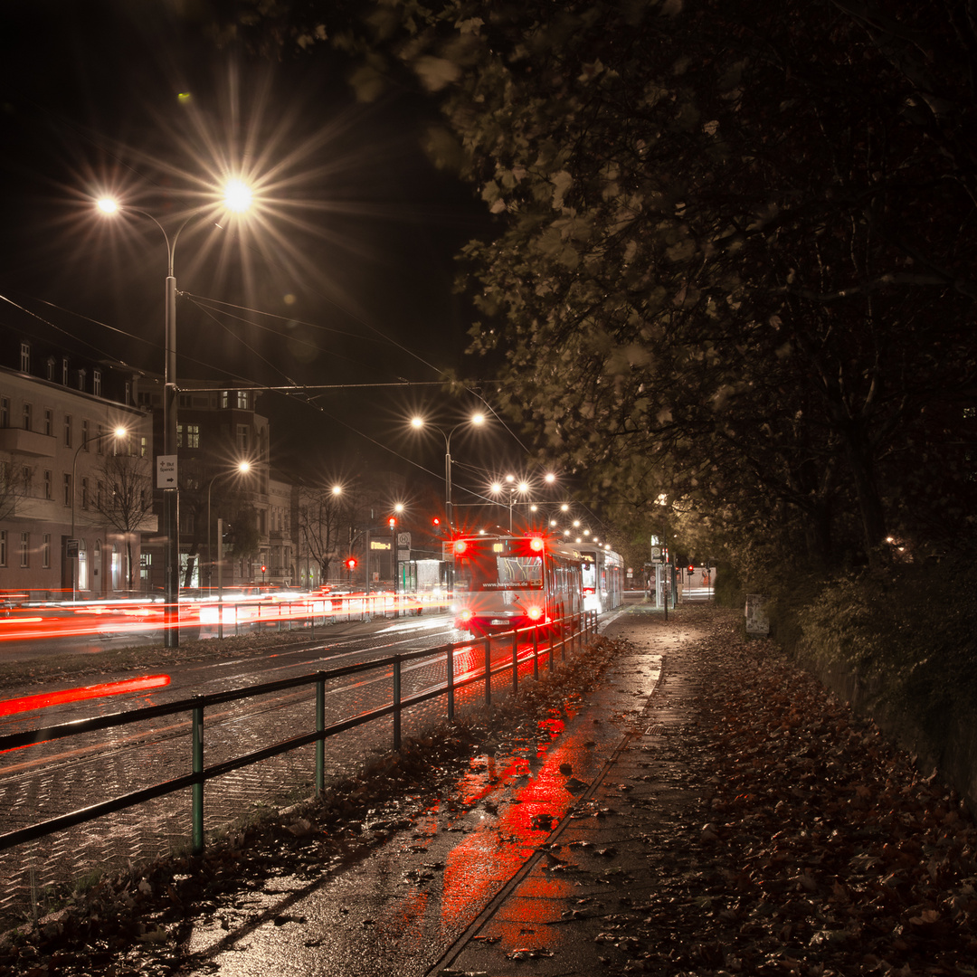 Regen an der Haltestelle...